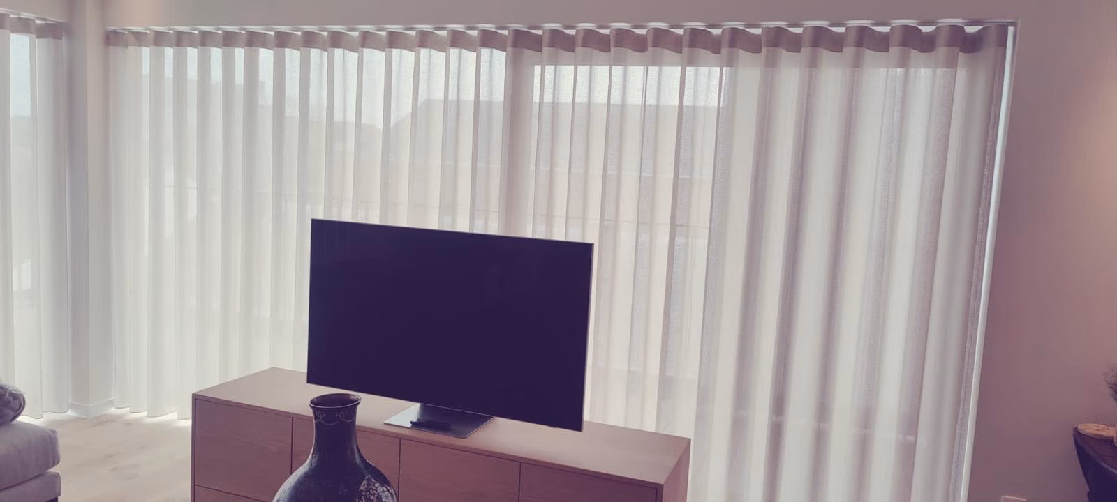 Stijlvolle vitrage in een moderne woonruimte