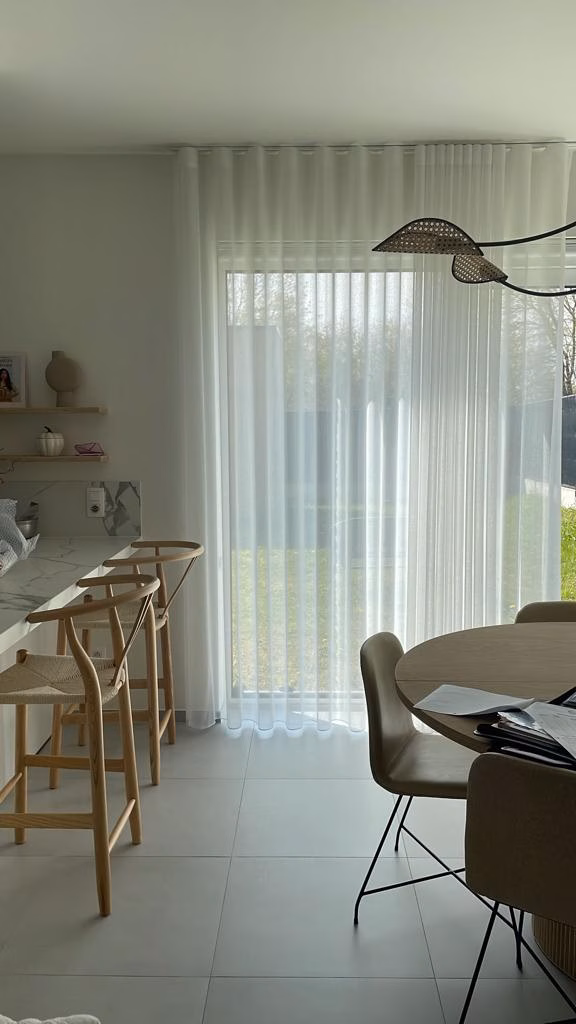 Lichtdoorlatende vitrage die een warme ambiance creëert