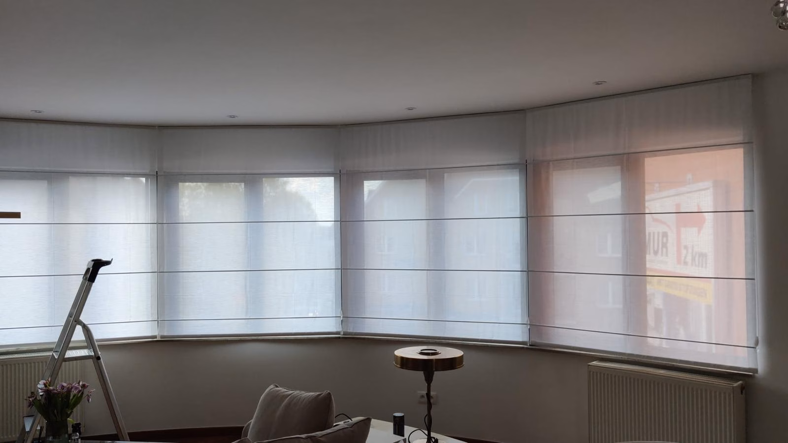 Stijlvolle vouwgordijnen in een neutrale kleur voor de slaapkamer